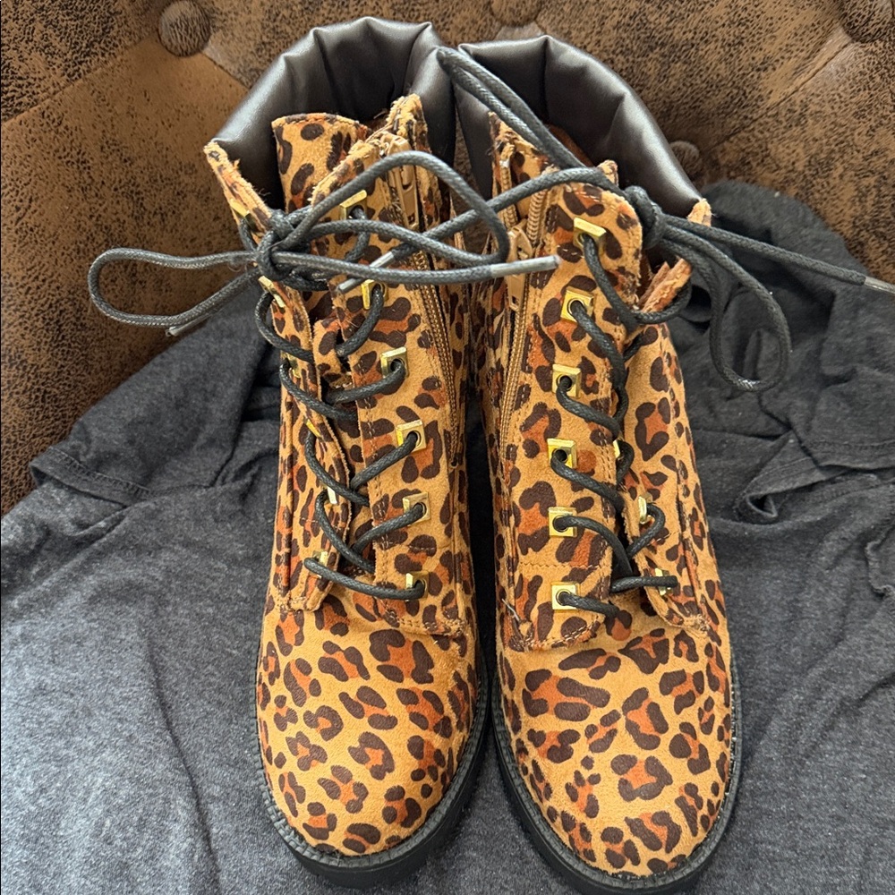 Leopard print lace-up ankle boots 8.5